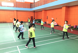 參加小學生羽毛球夏令營提高孩子的身體素質