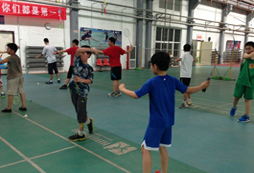 羽毛球夏令營提示打羽毛球要注意什么