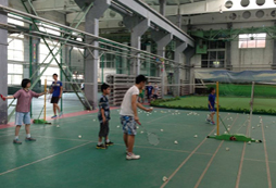 羽毛球夏令營提高打羽毛球反手能力