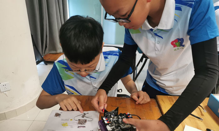孩子在安裝作品