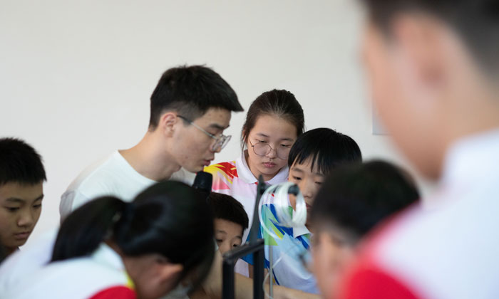 認真聽老師講話