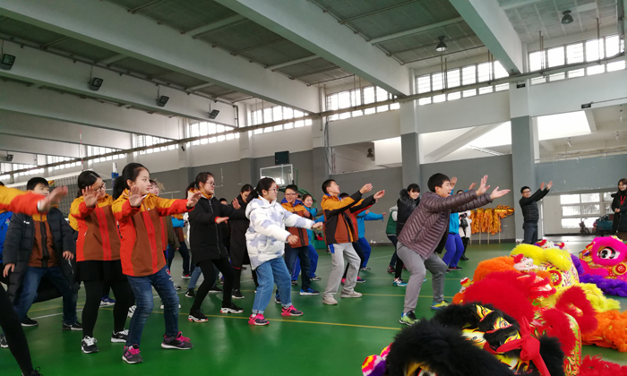 學(xué)習(xí)舞龍舞獅的動(dòng)作