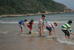 海邊抓魚(yú)