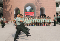 張家口軍事青少年夏令營(yíng)讓孩子從吃苦中磨練意志