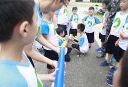 參加浙江軍事夏令營學習皮劃艇技巧