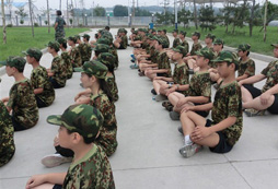 參加鄭州軍事夏令營(yíng)喚醒孩子心中的巨人
