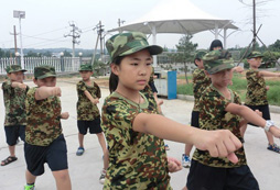 參加鄭州軍訓(xùn)夏令營讓您的孩子像士兵一樣去成長