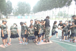 這個夏天鄭州軍事訓(xùn)練營給孩子一個充實快樂的假期