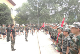 參加鄭州軍事夏令營(yíng)養(yǎng)出孩子良好的行為習(xí)慣