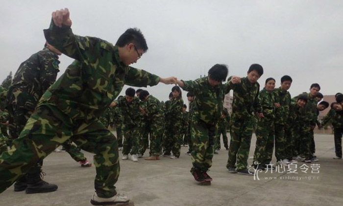 鄭州軍事夏令營(yíng)磨煉青少年成長(zhǎng)的基石.jpg