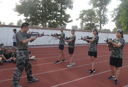 參加鄭州軍事夏令營培養(yǎng)孩子的集體榮譽感！