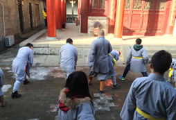 參加鄭州武術(shù)夏令營(yíng)學(xué)習(xí)少林拳法