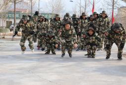 初中夏令營(yíng)是軍訓(xùn)嗎?