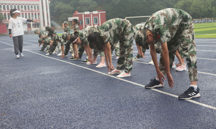 中學(xué)生軍訓(xùn)夏令營(yíng)多少錢(qián)
