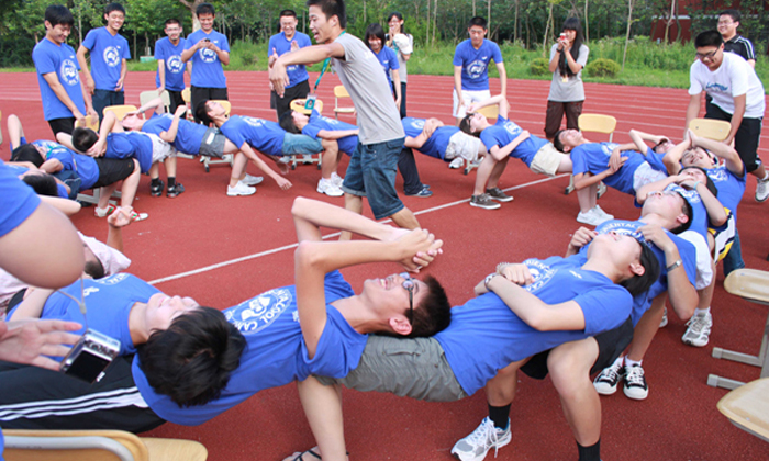 參加中學(xué)生游學(xué)夏令營(yíng)培養(yǎng)生活的強(qiáng)者