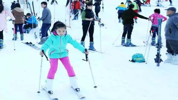 冬天是滑雪的好季節(jié)！放手讓孩子體驗吧！