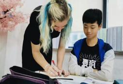 初中同學(xué)想?yún)⒓酉牧顮I(yíng)怎么報(bào)名？