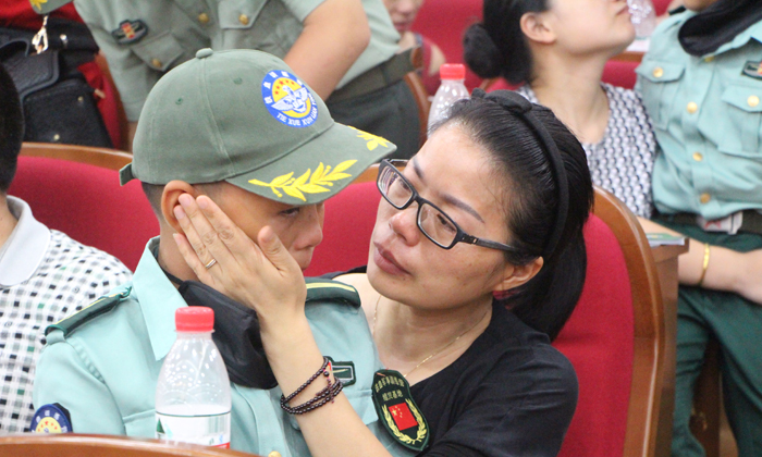 中學(xué)生軍事夏令營給你軍人一樣的品質(zhì).jpg