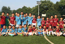 <strong>參加青少年足球夏令營進(jìn)一步領(lǐng)略足球的魅力！</strong>