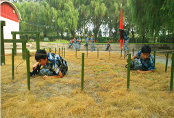 在中學(xué)生軍事夏令營(yíng)變得勇敢堅(jiān)強(qiáng)