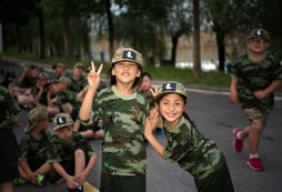 參加軍事夏令營改善初中生的逆反心理！