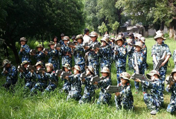 中學(xué)生參加特種兵夏令營(yíng)挖掘潛在能力！