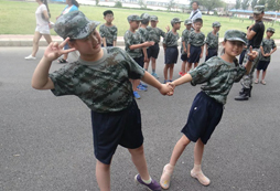 參加城市周邊軍事體驗(yàn)夏令營(yíng)挖掘未知潛能