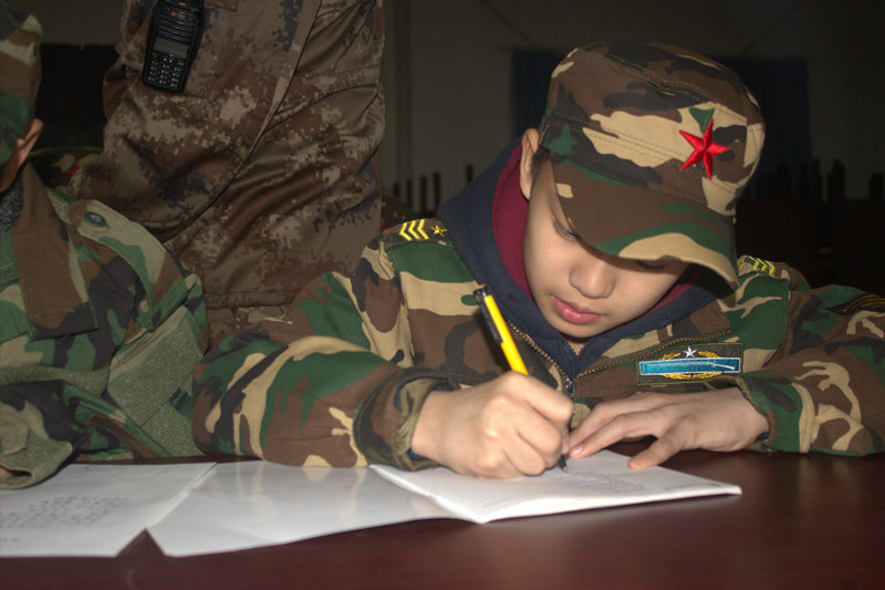 參加北京昌平周邊軍事夏令營掌握過硬軍事素質(zhì)！
