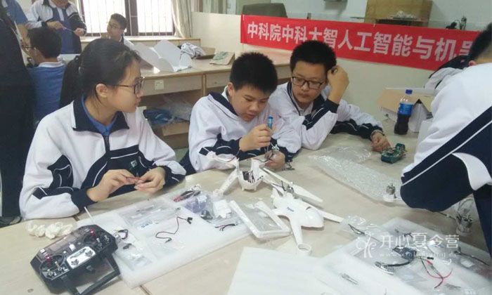 中科大智為青少年科普人工智能及機器人知識