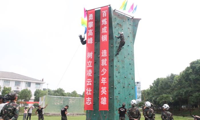 體驗(yàn)軍事化訓(xùn)練