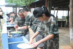 動(dòng)手洗菜