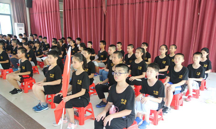 孩子們認(rèn)真聽講的照片