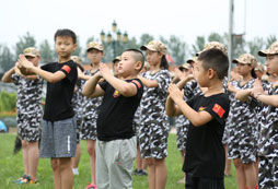 哈爾濱初中學(xué)生軍訓(xùn)夏令營(yíng)讓學(xué)生越戰(zhàn)越勇!