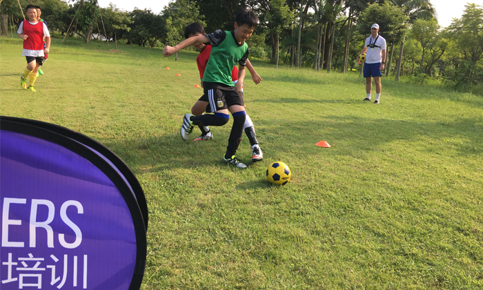 深圳足球獵人夏令營受到眾多學生和家長的歡迎