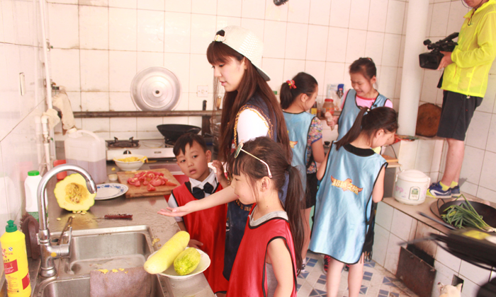 與漂亮姐姐一起洗水果