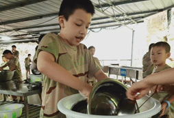 遵義軍事訓(xùn)練營塑造孩子軍人品質(zhì)！
