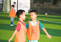 中小學(xué)生參加足球夏令營有什么好處？