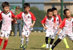 給孩子怎么選擇足球夏令營？