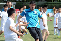 上海足球夏令營幫助中學(xué)生解決八大不良習(xí)慣