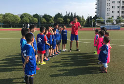 參加假期青少年足球訓練營讓孩子鍛煉身體！
