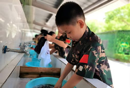 獨(dú)自洗衣服的學(xué)員