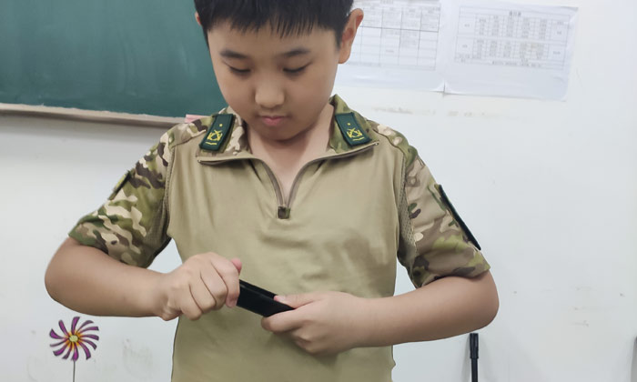 認(rèn)真練習(xí)的小學(xué)員