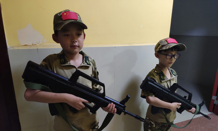 認(rèn)真練習(xí)的兩個(gè)學(xué)員