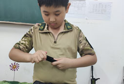認真練習的小學員