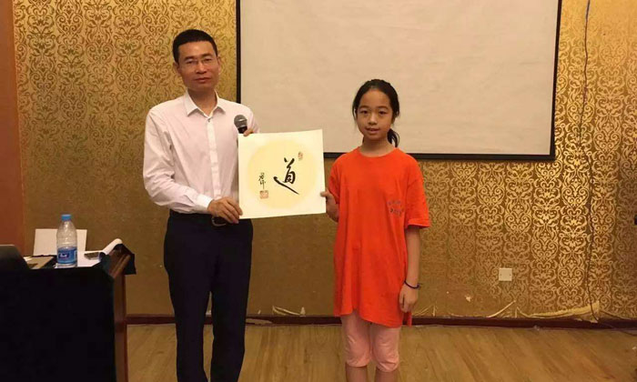 老師在展示學員的作品