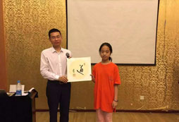 老師在展示學員的作品
