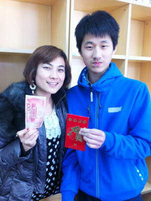 抽到百元大鈔的幸運(yùn)兒 抽到百元大鈔的幸運(yùn)兒